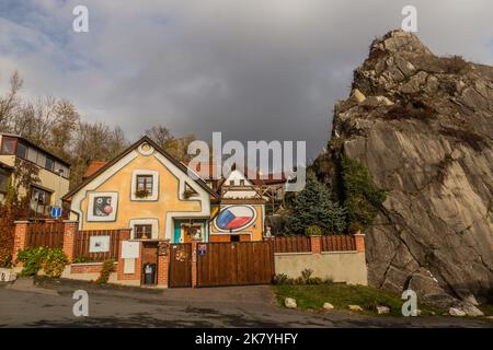 PRAGUE, RÉPUBLIQUE TCHÈQUE - 13 NOVEMBRE 2020 : maison décorée à Hlubucepy à Prague, République tchèque Banque D'Images