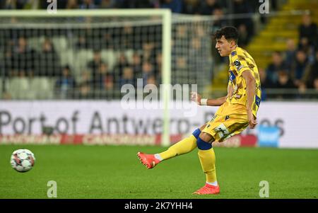 Brugges, Belgique. 19th octobre 2022. Ameen Al-Dakhil (3) de STVV photographié lors d'un match de football belge de première division de Jupiler Pro League entre le Club Brugge KV et le Sint-Truidense VV le jour de match 13th de la saison 2022-2023 , le mercredi 19 octobre 2022 à Brugge , Belgique . PHOTO SPORTPIX | DAVID CATRY crédit: David Catry/Alay Live News Banque D'Images