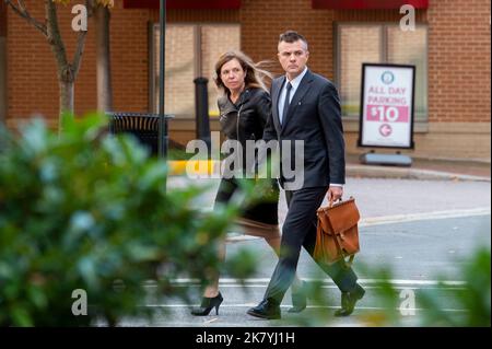 Igor Danchenko, à droite, la source du dossier Trump-Russie, se rend au palais de justice Albert V. Bryan des États-Unis pour l'annonce du verdict lors de son procès à Alexandrie, Virginie, mardi, 18 octobre 2022. Le jury décidera s'il a menti au FBI sur l'endroit où il a obtenu ses informations. Credit: Rod Lamkey/CNP (RESTRICTION: PAS de journaux ou journaux New York ou New Jersey dans un rayon de 75 miles de New York City) Banque D'Images