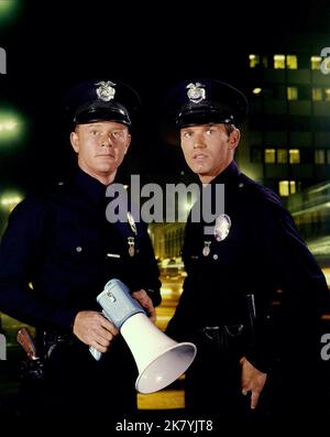Martin Milner & Kent McCord Television : Adam-12 (1968) 21 septembre 1968 **AVERTISSEMENT** cette photographie est destinée à un usage éditorial seulement et est protégée par les droits d'auteur de NBC et/ou du photographe désigné par la société de production et ne peut être reproduite que par des publications dans le cadre de la promotion du film ci-dessus. Un crédit obligatoire à NBC est requis. Le photographe doit également être crédité lorsqu'il est connu. Aucune utilisation commerciale ne peut être accordée sans autorisation écrite de The film Company. Banque D'Images