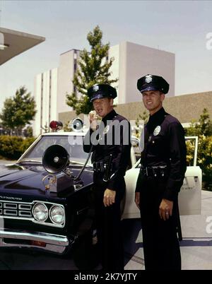 Martin Milner & Kent McCord Television : Adam-12 (1966) 21 septembre 1968 **AVERTISSEMENT** cette photographie est destinée à un usage éditorial seulement et est protégée par les droits d'auteur de NBC et/ou du photographe désigné par la société de production et ne peut être reproduite que par des publications dans le cadre de la promotion du film ci-dessus. Un crédit obligatoire à NBC est requis. Le photographe doit également être crédité lorsqu'il est connu. Aucune utilisation commerciale ne peut être accordée sans autorisation écrite de The film Company. Banque D'Images