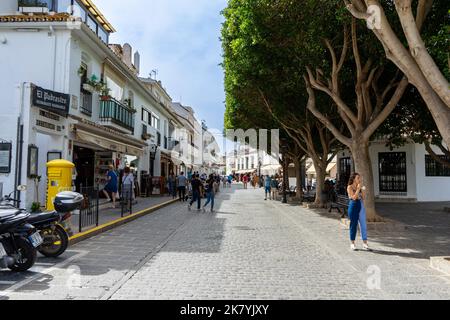 MIJAS, ESPAGNE - 2 octobre 2022: Des rues blanches et confortables à Mijas, Espagne sur 2 octobre 2022 Banque D'Images