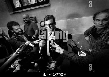 Rome, Italie. 18th octobre 2022. ROME, ITALIE - 18 OCTOBRE 2022 : (note image de l'éditeur convertie en noir et blanc) Carlo Calenda, député et secrétaire du parti d'action, fait des déclarations à la presse le 18 octobre 2022 à Rome, Italie.' (Photo par Andrea Ronchini/Pacific Press) crédit: Pacific Press Media production Corp./Alay Live News Banque D'Images