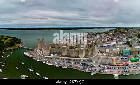 Vue aérienne de l'ancien château de Caernarfon dans le nord du pays de Galles. Banque D'Images