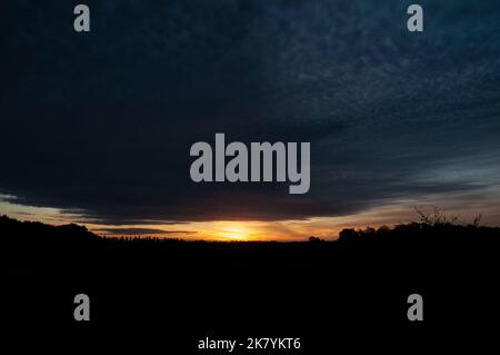 Bourne, Lincolnshire, Royaume-Uni. 19th octobre 2022. Le soleil se lève sur les Fens près de la ville marchande du Lincolnshire de Bourne, au Royaume-Uni. 15th févr. 2022. Royaume-Uni. Credit: Jonathan Clarke/Alamy Live News Credit: Jonathan Clarke/Alamy Live News Banque D'Images