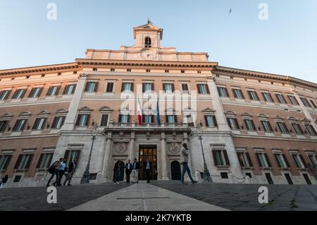 Rome, Italie. 18th octobre 2022. ROME, ITALIE - OCTOBRE 18 : vue du Palais Montecitorio siège de la Chambre des députés sur 18 octobre 2022 à Rome, Italie. (Photo par Andrea Ronchini/Pacific Press) crédit: Pacific Press Media production Corp./Alay Live News Banque D'Images