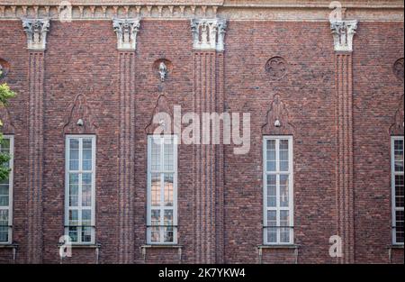 Suède, Stockholm - 16 juillet 2022: Hôtel de ville ou Stadshuset. Fenêtres et sculptures sur la façade nord en briques de la cour Banque D'Images
