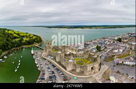 Vue aérienne de l'ancien château de Caernarfon dans le nord du pays de Galles. Banque D'Images