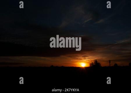 Bourne, Lincolnshire, Royaume-Uni. 19th octobre 2022. Le soleil se lève sur les Fens près de la ville marchande du Lincolnshire de Bourne, au Royaume-Uni. 15th févr. 2022. Royaume-Uni. Credit: Jonathan Clarke/Alamy Live News Credit: Jonathan Clarke/Alamy Live News Banque D'Images