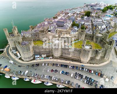 Vue aérienne de l'ancien château de Caernarfon dans le nord du pays de Galles. Banque D'Images