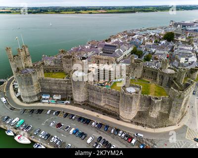 Vue aérienne de l'ancien château de Caernarfon dans le nord du pays de Galles. Banque D'Images