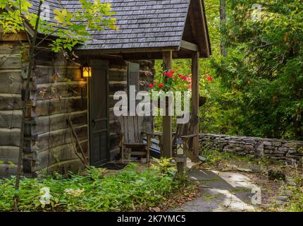 L'entrée de l'une des chambres West Dorm à la Clearing à Ellison Bay, dans le comté de Door, Wisconsin, est entourée par le signe tôt de l'automne. Banque D'Images