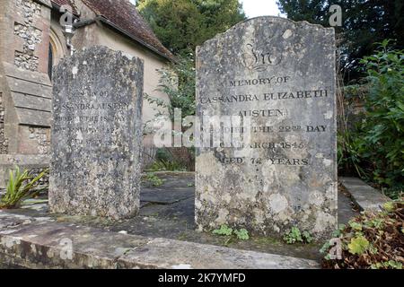 Pierres tombales de la mère et de la sœur de Jane Austen dans le cimetière de l'église Saint-Nicolas, Chawton, Hampshire, Angleterre Banque D'Images