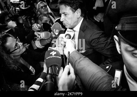 Rome, Italie, Italie. 18th octobre 2022. ROME, ITALIE - 18 OCTOBRE 2022 :(note image de l'éditeur convertie en noir et blanc) le Président du mouvement 5 étoiles et ancien Premier ministre Giuseppe Conte, quitte la Chambre des députés à Montecitorio, sur 18 octobre 2022 à Rome, Italie (crédit image : © Andrea Ronchini/Pacific Press via ZUMA Press Wire) Banque D'Images