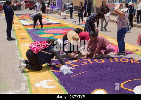 Personnes assemblant des tapis pour la procession de la 'Señor de los Milagros'. Concept de traditions religieuses au Pérou. Banque D'Images