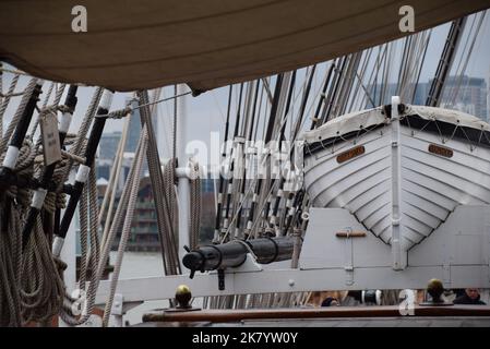 Gréement et canot de sauvetage sur le pont de la Cutty Sark (2012) rouverte, bateau-tondeuse à thé. Banque D'Images