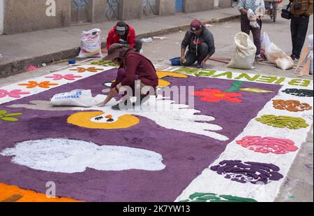 Personnes assemblant des tapis pour la procession de la 'Señor de los Milagros'. Concept de traditions religieuses au Pérou. Banque D'Images