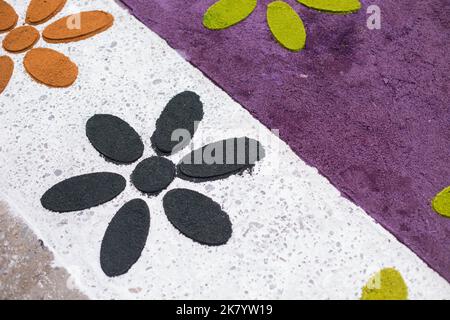 Personnes assemblant des tapis pour la procession de la 'Señor de los Milagros'. Concept de traditions religieuses au Pérou. Banque D'Images