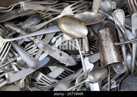 gros plan de plusieurs couverts d'argent anciens pilled. antiquités et marché d'occasion Banque D'Images