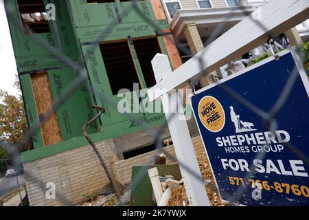 Washington, États-Unis. 19th octobre 2022. Photo prise le 19 octobre 2022 montre une maison à vendre à Washington, DC, les États-Unis. La nouvelle construction de maisons aux États-Unis a diminué en septembre en raison de la demande de refroidissement sur le marché du logement, aux États-Unis Bureau du recensement signalé mercredi. En septembre, les mises en chantier de logements privés ont été inférieures de 8,1 pour cent à l'estimation révisée d'août et de 7,7 pour cent au taux de septembre 2021, selon le rapport. Credit: Ting Shen/Xinhua/Alay Live News Banque D'Images