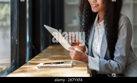 Une femme d'affaires afro-américaine complète le programme KYC en utilisant un programme bancaire en ligne afin d'ouvrir un compte d'épargne numérique. La définition de la cyber Banque D'Images
