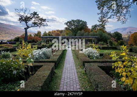 Manchester, VT - USA - 9 octobre 2022 image horizontale du jardin officiel de Hildene, l'ancienne maison de renouveau géorgien d'été de Robert Todd Lincoln. D Banque D'Images