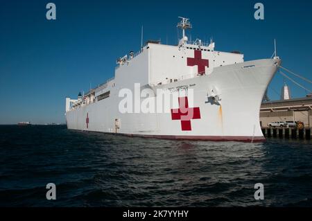 Le CONFORT de l'USNS part de la base navale de Norfolk, en Virginie Banque D'Images