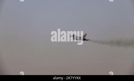 L'un des deux typhons italiens F-2000 Eurofighter effectue un survol de la zone d'atterrissage d'Udairi à Camp Buehring, Koweït, 17 octobre 2022. Les typhons d'Eurofighter ont été pilotés par des pilotes d'avions de chasse du groupe de travail Typhoon, commandant aérien du contingent national italien, en poste à la base aérienne d'Ali Al Salem, au Koweït. Deux typhons américains accompagnaient l'Eurofighter Les hélicoptères Apache AH-64E de l'armée ont été pilotés par les pilotes de la Force opérationnelle No Mercy du bataillon 1st, du 101st Aviation Regiment, du bataillon d'hélicoptères d'attaque, attachés à la Brigade de l'aviation de combat 36th, et un américain Hélicoptère militaire UH-60M Black Hawk piloté par T Banque D'Images
