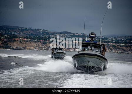 221015-N-NT795-748 POINT DANA, CALIF. (Le 15 octobre 2022) des marins affectés à l’Escadron de sécurité expéditionnaire maritime (MSRON) 11 effectuent un transport maritime de 65 milles marins pendant la fin de semaine de forage de la Réserve navale dans le cadre du Centre opérationnel tactique (TOC), de l’installation d’entretien de bateaux (FBM) et de l’exercice d’entraînement de soutien de la Compagnie des bateaux de sécurité (SBC) au large des côtes de Dana point, en Californie, 15 octobre 2022. Le MESF est une capacité de base de la Marine qui assure la sécurité portuaire et portuaire, la sécurité des actifs de grande valeur et la sécurité maritime dans les voies navigables côtières et intérieures. (É.-U. Photo de la marine par le chef B Banque D'Images