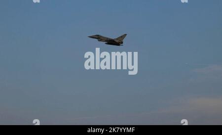 L'un des deux typhons italiens F-2000 Eurofighter effectue un survol de la zone d'atterrissage d'Udairi à Camp Buehring, Koweït, 17 octobre 2022. Les typhons d'Eurofighter ont été pilotés par des pilotes d'avions de chasse du groupe de travail Typhoon, commandant aérien du contingent national italien, en poste à la base aérienne d'Ali Al Salem, au Koweït. Deux typhons américains accompagnaient l'Eurofighter Les hélicoptères Apache AH-64E de l'armée ont été pilotés par les pilotes de la Force opérationnelle No Mercy du bataillon 1st, du 101st Aviation Regiment, du bataillon d'hélicoptères d'attaque, attachés à la Brigade de l'aviation de combat 36th, et un américain Hélicoptère militaire UH-6oM Black Hawk piloté par Ta Banque D'Images
