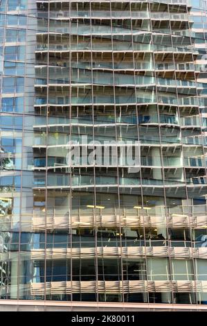 LONDRES - 2 novembre 2020 : vue abstraite d'un immeuble moderne de bureaux en verre à Whitechapel Banque D'Images