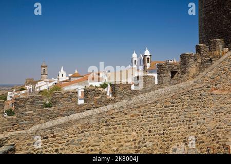 Maisons au toit en terre cuite et églises à l'intérieur des murs du vieux château de Monsaraz, Portugal. Banque D'Images