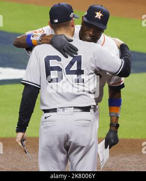 Houston, États-Unis. 19th octobre 2022. New York Yankees le maître de table Carlos Mendoza coupe les hugs le directeur de Houston Astros Dusty Baker avant le début du match une de leurs séries de championnat de Ligue américaine à minute Maid Park à Houston mercredi, 19 octobre 2022. Photo de John Angelillo/UPI. Crédit : UPI/Alay Live News Banque D'Images