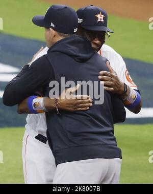 Houston, États-Unis. 19th octobre 2022. Aaron Boone, directeur des Yankees de New York, épouse le directeur des Astros de Houston Dusty Baker avant le début du match, une de leurs séries de championnat de la Ligue américaine à minute Maid Park à Houston mercredi, 19 octobre 2022. Photo de John Angelillo/UPI. Crédit : UPI/Alay Live News Banque D'Images