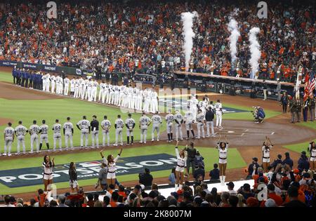 Houston, États-Unis. 19th octobre 2022. Les Yankees de New York et les Astros de Houston sont présentés avant le début du match un de leurs séries de championnat de Ligue américaine à minute Maid Park à Houston mercredi, 19 octobre 2022. Photo de John Angelillo/UPI. Crédit : UPI/Alay Live News Banque D'Images