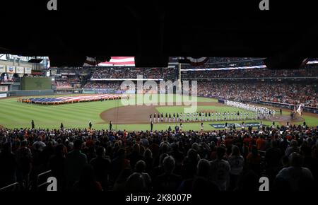 Houston, États-Unis. 19th octobre 2022. Les Yankees de New York et les Astros de Houston écoutent l'hymne national avant le début du match une de leurs séries de Championnat de Ligue américaine à minute Maid Park à Houston mercredi, 19 octobre 2022. Photo de John Angelillo/UPI. Crédit : UPI/Alay Live News Banque D'Images