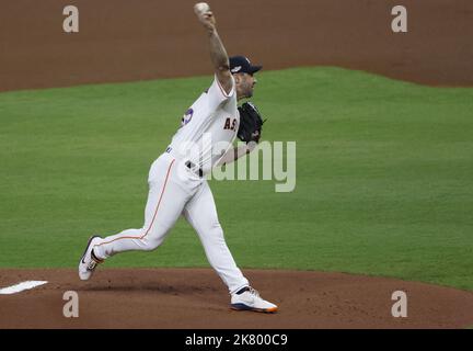 Houston, États-Unis. 19th octobre 2022. Le lanceur d'Astros de Houston Justin Verlander lance contre les Yankees de New York dans le premier repas dans le jeu une de leur série de Championnat de Ligue américaine à minute Maid Park à Houston mercredi, 19 octobre 2022. Photo de John Angelillo/UPI. Crédit : UPI/Alay Live News Banque D'Images