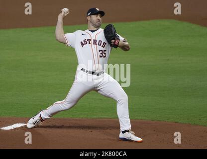 Houston, États-Unis. 19th octobre 2022. Le lanceur d'Astros de Houston Justin Verlander lance contre les Yankees de New York dans le premier repas dans le jeu une de leur série de Championnat de Ligue américaine à minute Maid Park à Houston mercredi, 19 octobre 2022. Photo de John Angelillo/UPI. Crédit : UPI/Alay Live News Banque D'Images