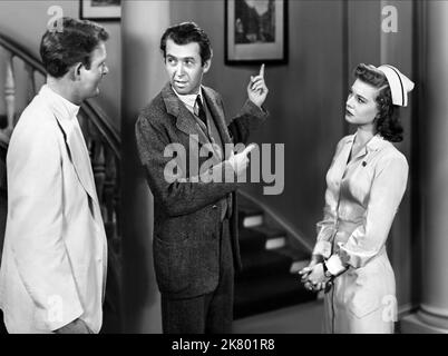 Charles Drake, James Stewart & Peggy Dow film: Harvey (USA 1950) personnages: Dr. Sanderson, Elwood P. Dowd, Mlle Kelly Directeur: Henry Koster 13 octobre 1950 **AVERTISSEMENT** cette photographie est destinée à un usage éditorial exclusif et est le droit d'auteur d'UNIVERSAL et/ou du photographe assigné par la Société de film ou de production et ne peut être reproduite que par des publications en conjonction avec la promotion du film ci-dessus. Un crédit obligatoire pour UNIVERSEL est requis. Le photographe doit également être crédité lorsqu'il est connu. Aucune utilisation commerciale ne peut être accordée sans l'autorisation écrite de la Société du film. Banque D'Images