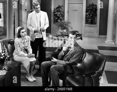 Peggy Dow, Charles Drake & James Stewart film: Harvey (USA 1950) personnages: Miss Kelly, Dr. Sanderson, Elwood P. Dowd Directeur: Henry Koster 13 octobre 1950 **AVERTISSEMENT** cette photographie est destinée à un usage éditorial exclusif et est le droit d'auteur d'UNIVERSAL et/ou du photographe assigné par la Société de film ou de production et ne peut être reproduite que par des publications en conjonction avec la promotion du film ci-dessus. Un crédit obligatoire pour UNIVERSEL est requis. Le photographe doit également être crédité lorsqu'il est connu. Aucune utilisation commerciale ne peut être accordée sans l'autorisation écrite de la Société du film. Banque D'Images