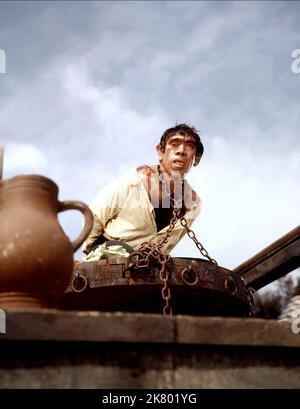 Anthony Quinn film notre Dame de Paris ; le bossage de notre Dame (1956) personnages : Quasimodo réalisateur : Jean Delannoy 19 décembre 1956 **AVERTISSEMENT** cette photographie est réservée à un usage éditorial et est la propriété des ARTISTES ALLIÉS et/ou du photographe assigné par la Société du film ou de production et ne peut être reproduite que par des publications en liaison avec la promotion du film ci-dessus. Un crédit obligatoire aux ARTISTES ALLIÉS est requis. Le photographe doit également être crédité lorsqu'il est connu. Aucune utilisation commerciale ne peut être accordée sans autorisation écrite de The film Company. Banque D'Images