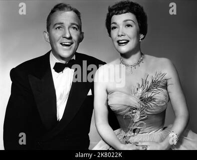 Bing Crosby & Jane Wyman film: Just for You (1952) personnages: Jordan Blake, Carolina Hill Director: Elliott Nugent 01 septembre 1952 **AVERTISSEMENT** cette photographie est à usage éditorial exclusif et est le copyright de PARAMOUNT et/ou le photographe assigné par la Société de film ou de production et ne peut être reproduite que par des publications en conjonction avec la promotion du film ci-dessus. Un crédit obligatoire pour PARAMOUNT est requis. Le photographe doit également être crédité lorsqu'il est connu. Aucune utilisation commerciale ne peut être accordée sans l'autorisation écrite de la Société du film. Banque D'Images