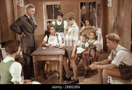 Hans Holt & Ruth Leuwerik film: The Trapp Family; Die Trapp-Familie (DE 1956) personnages: Baron von Trapp, Baronin Maria von Trapp Directeur: Wolfgang Liebeneiner 09 octobre 1956 **AVERTISSEMENT** cette photographie est destinée à un usage éditorial exclusif et est protégée par le droit d'auteur de DIVINA-FILM et/ou le photographe attribué par la Société de film ou de production et ne peut être reproduite que par des publications en conjonction avec la promotion du film ci-dessus. Un crédit obligatoire pour DIVINA-FILM est requis. Le photographe doit également être crédité lorsqu'il est connu. Aucune utilisation commerciale ne peut être accordée sans l'autorisation écrite de TH Banque D'Images