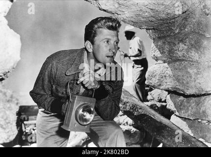 KIRK Douglas film: ACE in the Hole; The Big Carnival (USA 1951) personnages: Chuck Tatum Directeur: Billy Wilder 14 juin 1951 **AVERTISSEMENT** cette photographie est destinée à un usage éditorial seulement et est le droit d'auteur des IMAGES PARAMOUNT et/ou du photographe assigné par la Société de film ou de production et ne peut être reproduite que par des publications en conjonction avec la promotion du film ci-dessus. Un crédit obligatoire pour LES PHOTOS PARAMOUNT est requis. Le photographe doit également être crédité lorsqu'il est connu. Aucune utilisation commerciale ne peut être accordée sans l'autorisation écrite de la Société du film. Banque D'Images