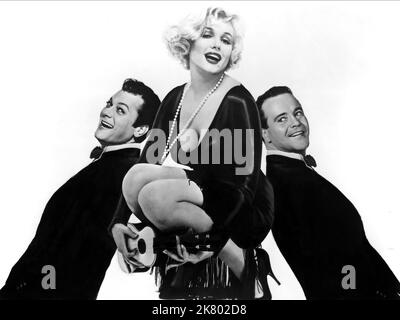 Tony Curtis, Marilyn Monroe et Jack Lemmon film : certains aiment ça Hot (USA 1959) personnages : Joe,Sugar Kane Kowalczyk & Jerry Directeur : Billy Wilder 19 mars 1959 **AVERTISSEMENT** cette photographie est à usage éditorial exclusif et est le droit d'auteur des ARTISTES UNIS et/ou du photographe assigné par la Société du film ou de la production et ne peut être reproduite que par des publications dans le cadre de la promotion du film ci-dessus. Un crédit obligatoire pour LES ARTISTES UNIS est requis. Le photographe doit également être crédité lorsqu'il est connu. Aucune utilisation commerciale ne peut être accordée sans l'autorisation écrite de la Société du film Banque D'Images