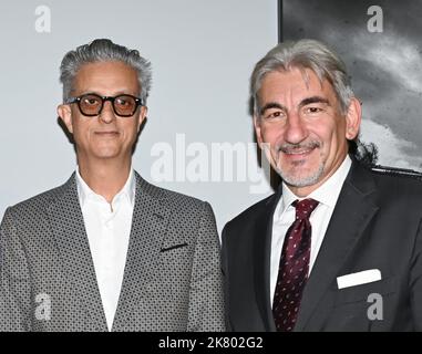 Milan, Italie. 19th octobre 2022. Milan, Italie MAX VADUKUL LE TÉMOIN Climate change présentation de l'exposition du photographe dédiée à l'environnement à la SOZZANI FONATION présente différents invités du monde du divertissement, de la culture et de la politique. Dans la photo: Max Vadukul, Raffaele Cattaneo crédit: Agence de photo indépendante/Alamy Live News Banque D'Images