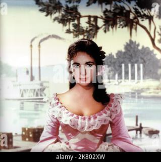 Elizabeth Taylor film: Raintree County (USA 1957) personnages: Susanna Drake / Literaturverfilmung (basé sur le livre de Ross Lockridge Jr.) Réalisateur: Edward Dmytryk 04 octobre 1957 **AVERTISSEMENT** cette photographie est à usage éditorial exclusif et est le droit d'auteur de MGM et/ou le photographe assigné par la Société de film ou de production et ne peut être reproduite que par des publications dans le cadre de la promotion du film ci-dessus. Un crédit obligatoire pour MGM est requis. Le photographe doit également être crédité lorsqu'il est connu. Aucune utilisation commerciale ne peut être accordée sans l'autorisation écrite de film Compas Banque D'Images