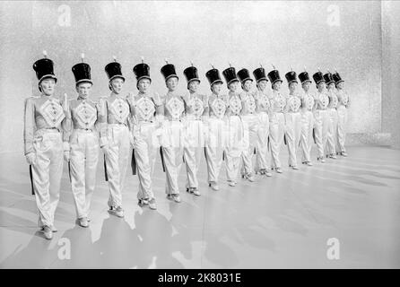 Féminin Soldier Dancers film: Singin' in the Rain: Singin the Rain (USA 1952) Directeur: Stanley Donen & Gene Kelly 27 mars 1952 **AVERTISSEMENT** cette photographie est destinée à un usage éditorial exclusif et est protégée par les droits d'auteur de MGM et/ou du photographe attribué par la société film ou production et ne peut être reproduite que par des publications dans le cadre de la promotion du film ci-dessus. Un crédit obligatoire pour MGM est requis. Le photographe doit également être crédité lorsqu'il est connu. Aucune utilisation commerciale ne peut être accordée sans l'autorisation écrite de la Société du film. Banque D'Images