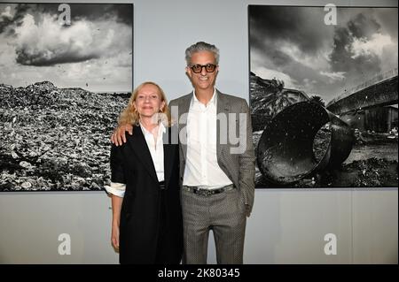 Milan, Italie. 19th octobre 2022. Milan, Italie MAX VADUKUL LE TÉMOIN Climate change présentation de l'exposition du photographe dédiée à l'environnement à la SOZZANI FONATION présente différents invités du monde du divertissement, de la culture et de la politique. Dans la photo: Max Vadokul avec sa femme Nicoletta Santoro crédit: Agence de photo indépendante/Alamy Live News Banque D'Images