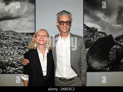 Milan, Italie. 19th octobre 2022. Milan, Italie MAX VADUKUL LE TÉMOIN Climate change présentation de l'exposition du photographe dédiée à l'environnement à la SOZZANI FONATION présente différents invités du monde du divertissement, de la culture et de la politique. Dans la photo: Max Vadokul avec sa femme Nicoletta Santoro crédit: Agence de photo indépendante/Alamy Live News Banque D'Images